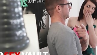 Puta tímida Amanda Hill tiene su coño pálido follada bien por casting Guy - VIP SEX VAULT