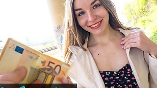Public Agent - Cute joven ucraniana de pelo largo habló de tener sexo con un extraño al aire libre