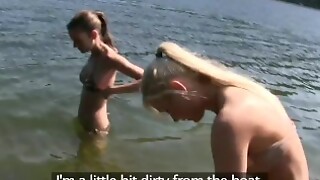 Novias lesbianas sexy filmadas teniendo sexo caliente desnuda en público